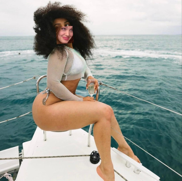 Eu sou uma garota sexy e conservadora de nacionalidade moçambicana.